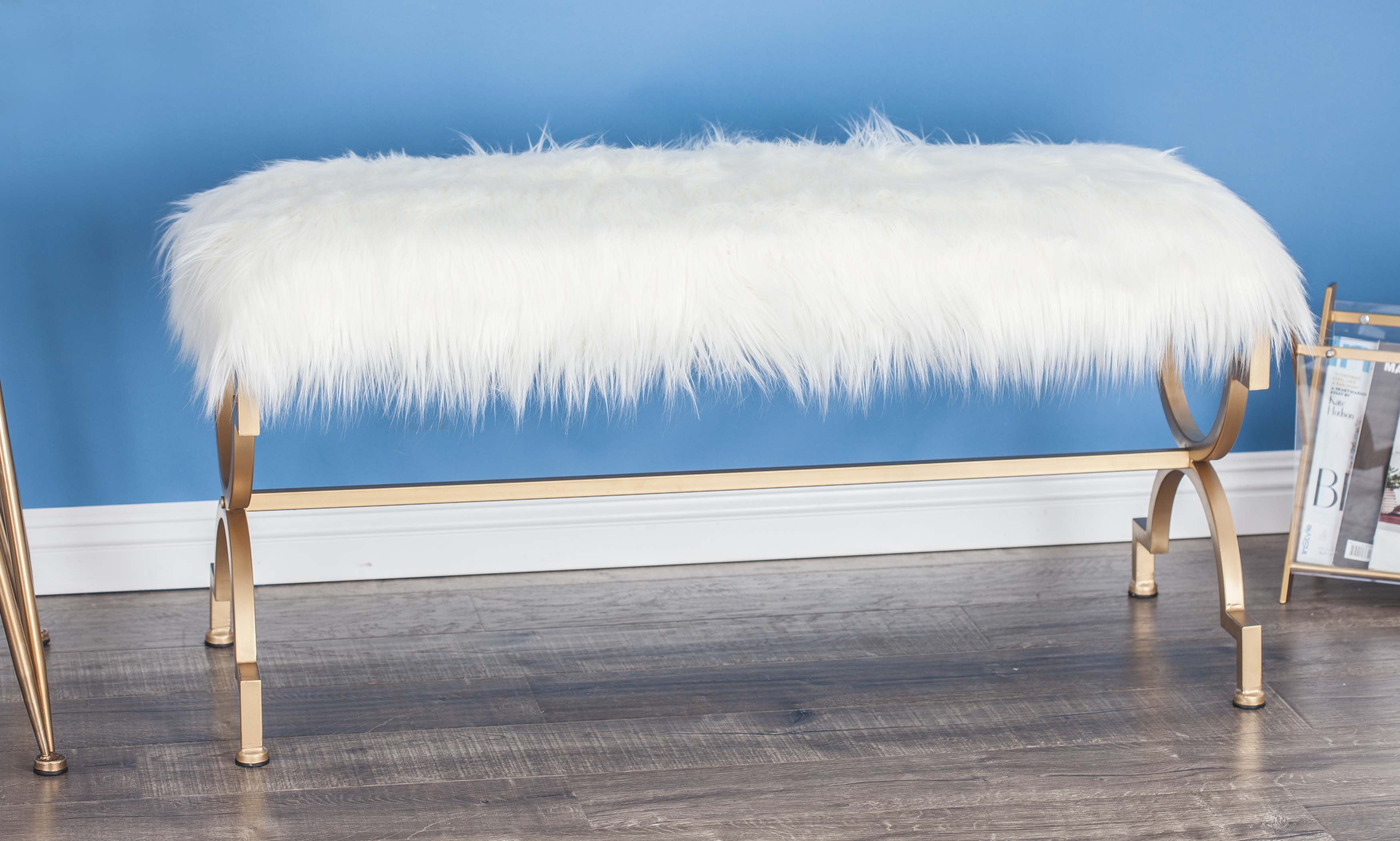 Charming faux fur bench, white and gold